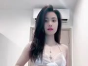 Vietnamese girl wears underwear and teases in mobile live